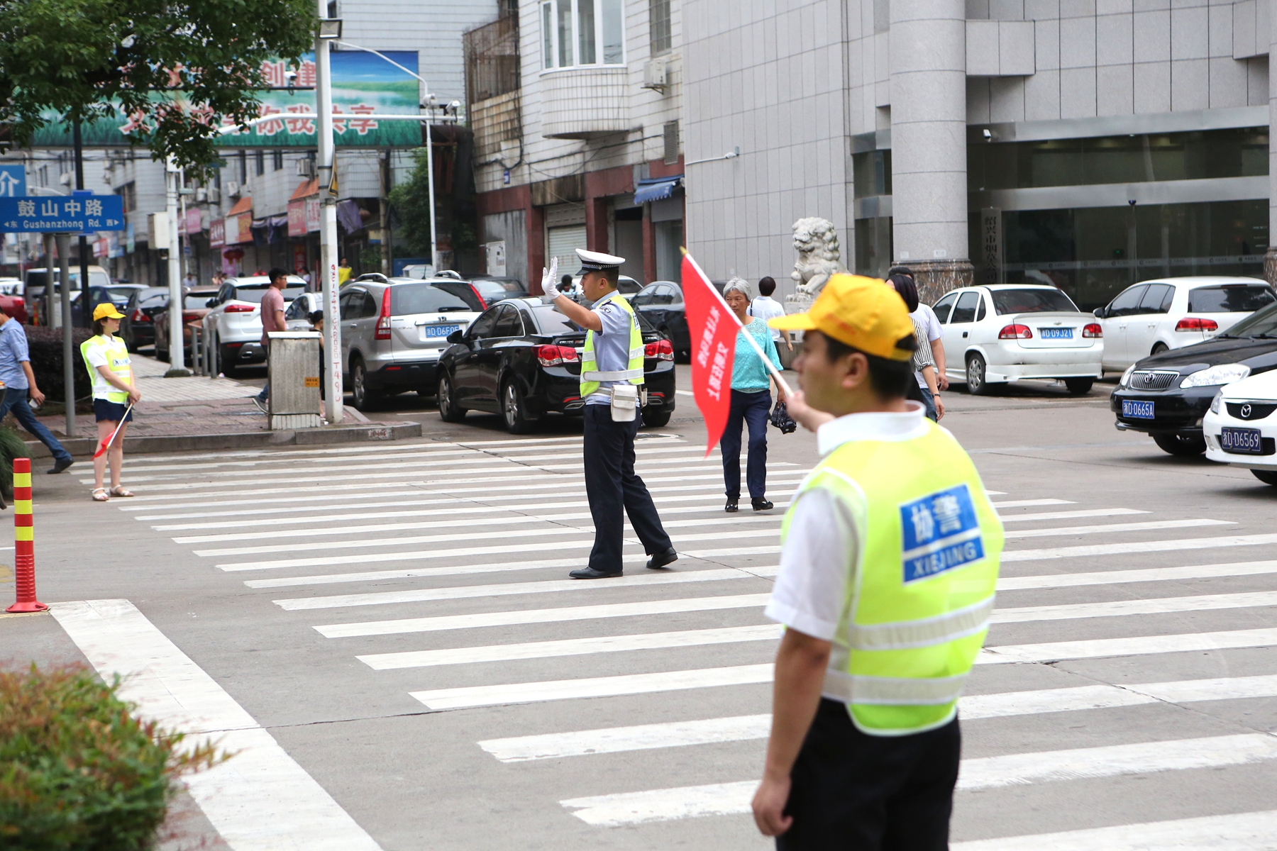 mg4377娛樂電子遊戲網站組織開展“禮讓斑馬線，文明在路上”志願勸導活動