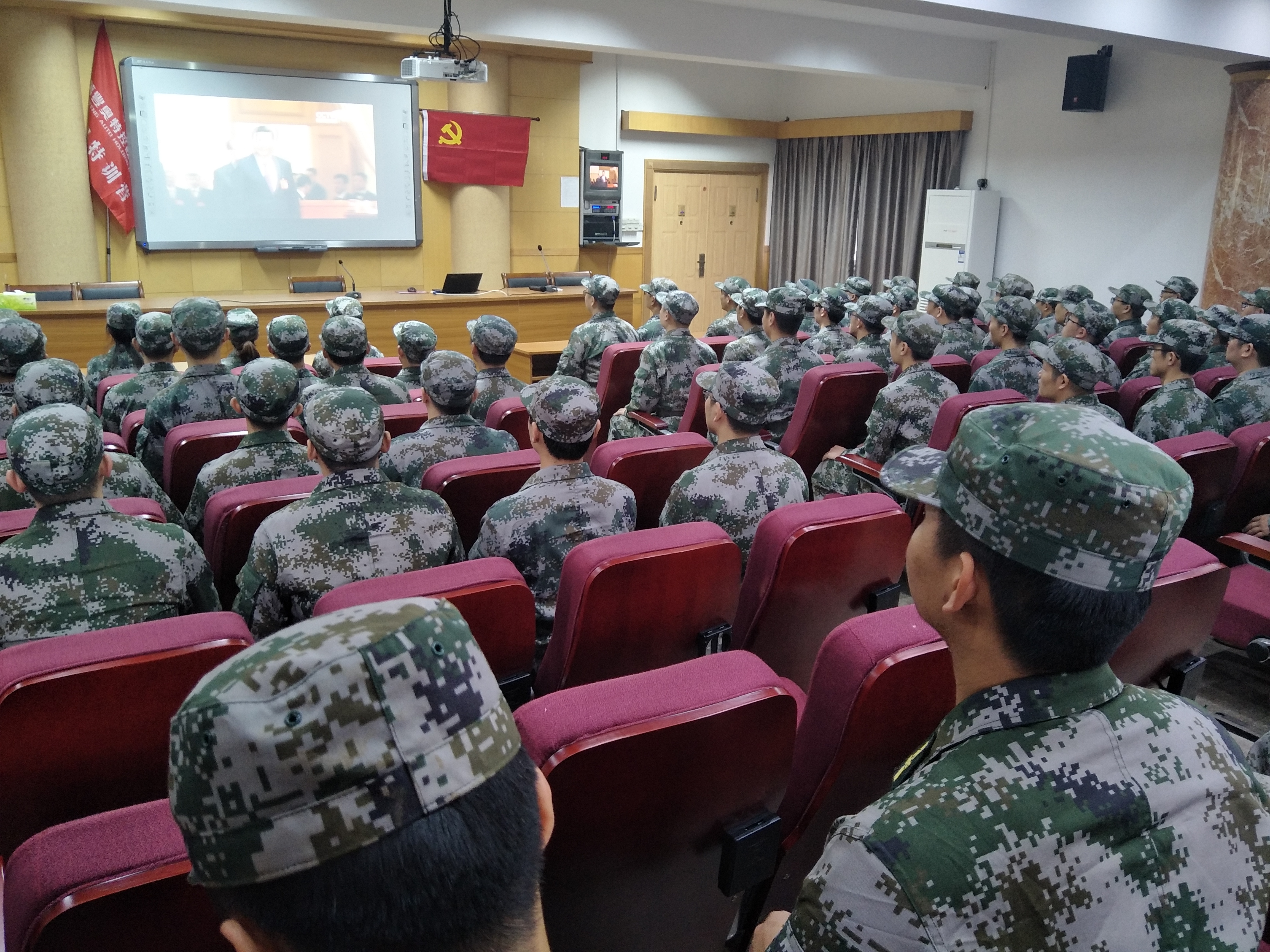 mg4377娛樂電子遊戲網站集團組織觀看中國共産黨第十九次全國代表大會開幕式